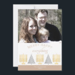 Lägg till ditt foto till Snyggten Merry Lycklig Ta Julkort<br><div class="desc">Lägg till ditt foto i dessa helgdagskort i snyggt i både beigefärgat och vitt med en modern guld Menorah och silver träd-design i interreligiös anda. Fotomallen gör det enkelt att ladda upp din bild toppen och lägg sedan till ditt namn i vitt i mjuka gräns på grund. Den armade, rostat...</div>