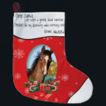 LÄGG TILL DITT HORSE-FOTO och Namn Bästa Santa Stor Julstrumpa<br><div class="desc">En övertoningsröd bakgrund med snöflingor och ett Oval ram för din Horse's Foto, med ett band bundet candy cane vid grund - Denna julklapp har detta meddelande skrivet i barnliknande hand: Kära Santa, jag har varit en bra liten häst. Var snäll och fyll i mitt strumpor med horsetiska slitningar. Kärlek...</div>