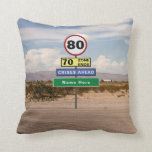 Lägg till ditt namn 80:e födelsedag Signs Road Res Kudde<br><div class="desc">Lönsam resa-kudde dekorativ kudde för dem som firar en 80-årsdag. Inspicerad av vägskyltar,  designad för att lyfta ett kryp. Lägg enkelt till namn som du behöver till grönten med hjälp av mallen som finns.</div>