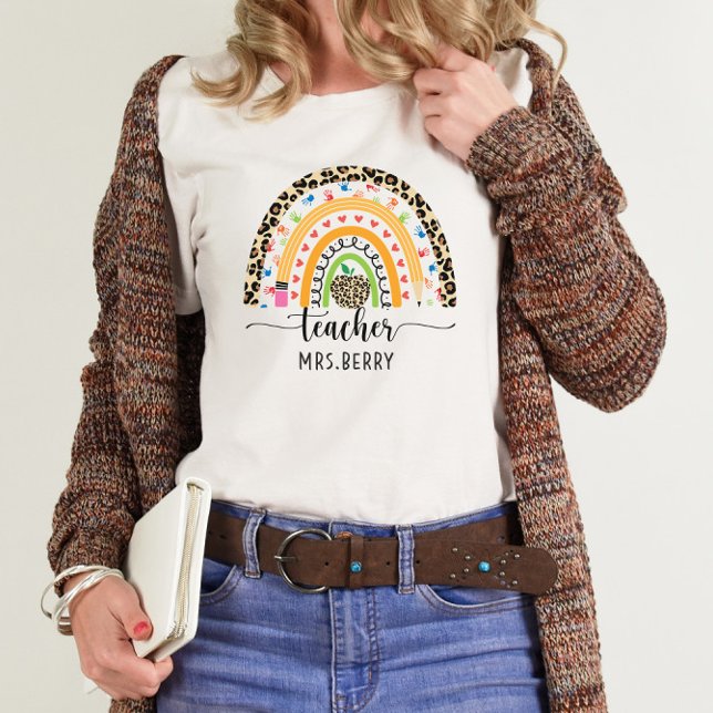 Lägg till ditt namn i Modern Rainbow Teacher T Shirt (Skapare uppladdad)