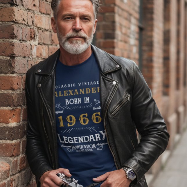Lägg till ditt namn på födelsedagen 1963, förklari t shirt (60th birthday t-shirt worn under a leather jacket in a street scene.)