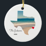 Lägg till fotot för Texas Beach Resa Julgransprydnad Keramik<br><div class="desc">Lägg till ditt eget foto överst i karta-formen av delstaten Texas. Om det behövs kan du flytta fotot genom att välja alternativet för att avmaskera, flytta det lite och sedan maskera bilden till Texas-formen igen. Mitt foto togs under en väg resa till kusten. Du kan ändra färg, flytta eller ta...</div>