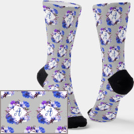 Lägg till initiala, blå och Mauve-blommor på Blek