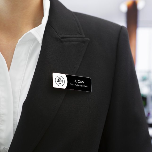 Lägg till Logotyp Modern Svart Magnet-titel med en Namnbricka (Skapare uppladdad)