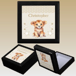 Lägg till namn brun keepsaké för lejona stjärnor minnesask<br><div class="desc">Behåll Gift Box för barn. Anpassa med namn. Med en söt lejon,  polka dots och stjärnor med färg brun och vit.</div>