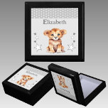 Lägg till namn grått-keepsaké för lejona stjärnor minnesask<br><div class="desc">Behåll Gift Box för barn. Anpassa med namn. Med söt lejon,  polka dots och stjärnor med färg grått och vitt.</div>