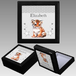 Lägg till namn grått keepsaké för tiger-stjärnor minnesask<br><div class="desc">Behåll Gift Box för barn. Anpassa med namn. Med en söt tiger,  polka dots och stjärnor med färg grått och vitt.</div>