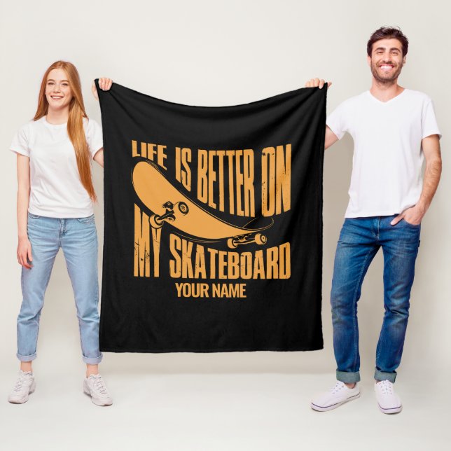 Lägg till Namn Life är bättre på min skateboard Fleecefilt (På plats)