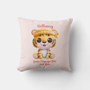 Lägg till namntext, baby tiger med hatt på rosa ba kudde