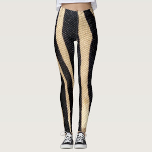 Lägger benen på ryggen det djura trycket för leggings