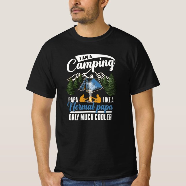 Lägger eld på camping med pappa t shirt (Framsida)