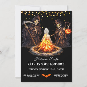 Lägger eld på Halloweenfest med spöklika karaktäre Inbjudningar