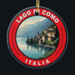 Lago di Como Italien Badge Julgransprydnad Keramik<br><div class="desc">Sjö Como-vektorkonsdesign. Sjö Como,  som ligger i den norra Italiens Lombardiet,  är en storskalig region som är känd för sin dramatiska miljö och som står mot Alpernornas fotfäste.</div>