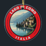 Lago di Como Italien Badge Julgransprydnad Keramik<br><div class="desc">Sjö Como-vektorkonsdesign. Sjö Como,  som ligger i den norra Italiens Lombardiet,  är en storskalig region som är känd för sin dramatiska miljö och som står mot Alpernornas fotfäste.</div>