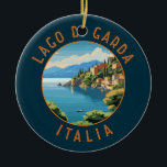 Lago di Garda Italia Retro Distress Circle Julgransprydnad Keramik<br><div class="desc">Konstruktion av vektorkonst i sjö Garda. Sjö Garda i norra Italien är känt för sin kristallklara vatten. I södra änden domineras staden Sirmione av Rocca Scaligera,  en fästning med hamnåsikter.</div>