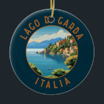 Lago di Garda Italia Retro Distress Circle Julgransprydnad Keramik<br><div class="desc">Konstruktion av vektorkonst i sjö Garda. Sjö Garda i norra Italien är känt för sin kristallklara vatten. I södra änden domineras staden Sirmione av Rocca Scaligera,  en fästning med hamnåsikter.</div>