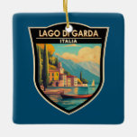 Lago di Garda Italia Travel Art Vintage Julgransprydnad Keramik<br><div class="desc">Konstruktion av vektorkonst i sjö Garda. Sjö Garda i norra Italien är känt för sin kristallklara vatten. I södra änden domineras staden Sirmione av Rocca Scaligera,  en fästning med hamnåsikter.</div>