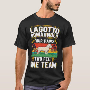 Lagotto Romagnolo fyra tass två fötter ett lag T Shirt