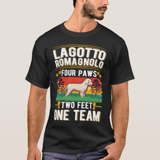 Lagotto Romagnolo fyra tass två fötter ett lag T Shirt (Framsida)