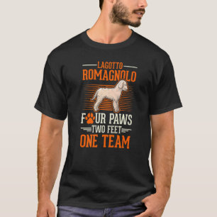 Lagotto Romagnolo fyra tass två fötter ett lag T Shirt