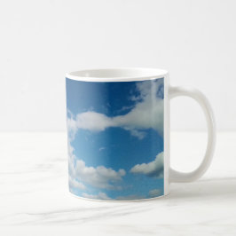 Lagrar av moln kaffemugg