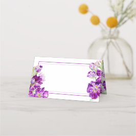 Lagrar blommor i lila bröllop i kvällstid placeringskort