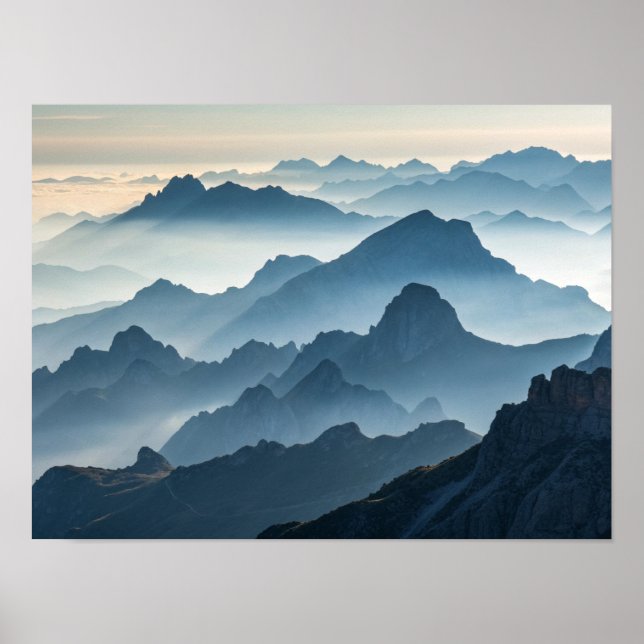 Lagrar i Serenity: Foggy Mountains i Dawn Poster (Framsidan)