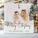 Lägsta fotot God jul Grått-skript Julgransprydnad Keramik<br><div class="desc">Önskar familj och vänner som speciella God jul med detta moderna minimalistiska foto förblir ornament. Texten för kol-grått lyder "God jul" i handskript för trendig. Byt enkelt ut exempelbilden mot ditt favoritfoto och lägg till din familj namn eller första namn och året nedan. Med en vit övertoning skärm kan du...</div>