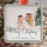 Lägsta fotot God jul Grått-skript Julgransprydnad Metall<br><div class="desc">Önskar familj och vänner som speciella God jul med detta moderna minimalistiska foto förblir ornament. Texten för kol-grått lyder "God jul" i handskript för trendig. Byt enkelt ut exempelbilden mot ditt favoritfoto och lägg till din familj namn eller första namn och året nedan. Med en vit övertoning skärm kan du...</div>