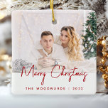 Lägsta Red-skript för foto-God jul Julgransprydnad Keramik<br><div class="desc">Önskar familj och vänner som speciella God jul med detta moderna minimalistiska foto förblir ornament. Den röda texten lyder "God jul" i handskriftsskript för trendig. Byt enkelt ut exempelbilden mot ditt favoritfoto och lägg till din familj namn eller första namn och året nedan. Med en vit övertoning skärm kan du...</div>