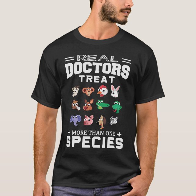 Läkare behandlar mer än en veterinär t shirt (Framsida)
