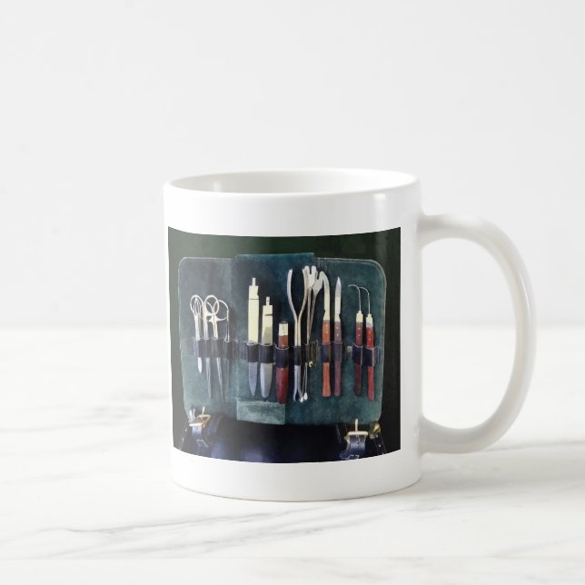 Läkare - Kirurgiska instrument Circa Civil Krig": Kaffemugg (Höger)