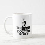 Läkare vid den här Vintagen i Doktor Coffee Mugg<br><div class="desc">Lönsam doktor-design som säger "Den här gör Doktor Saker". För läkare,  kirurger och alla typer av doktor.</div>