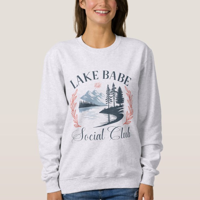 Lake Babe Social Club | Cozy Lake Life T Shirt (Framsida)