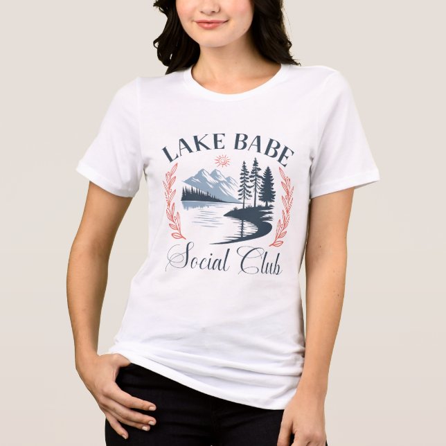 Lake Babe Social Club – Fun Summer for Lake Lovers T Shirt (Framsida)