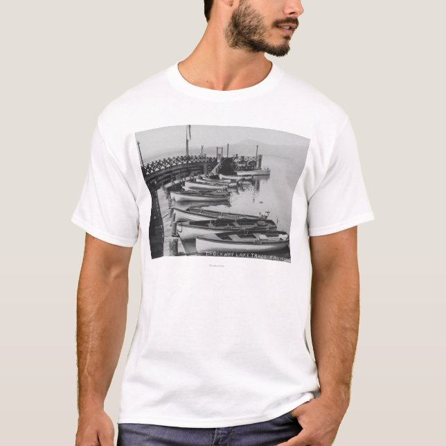 Lake Tahoe CA - träfartyg längs skeppsdockafotoet Tee (Framsida)