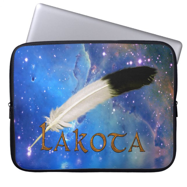 LAKOTA Nation & Feather Space Laptop sleeve (Framsidan)