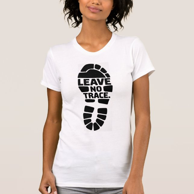 Lämna Inga Spår Vandring Stövelavtryck Design T Shirt (Framsida)