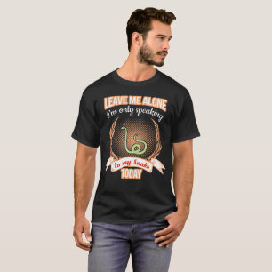 Lämna mig ensamen som talar endast till min t-shirt