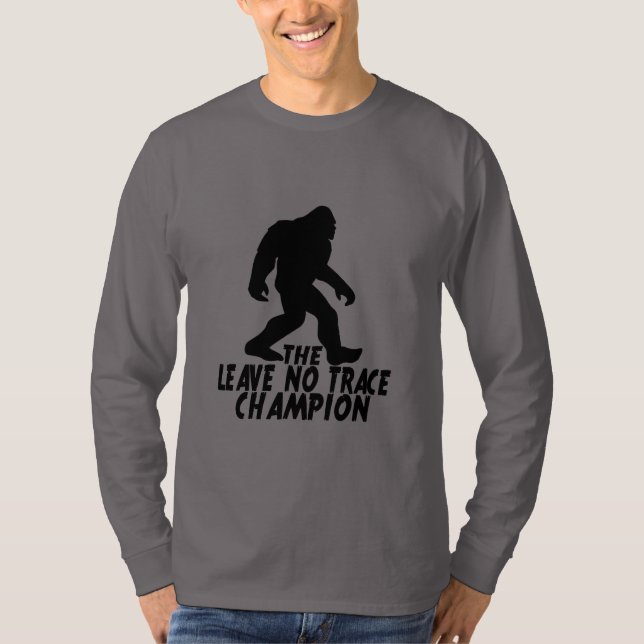 Lämnan No Trace Champion Funny Bigfoot T Shirt (Framsida)