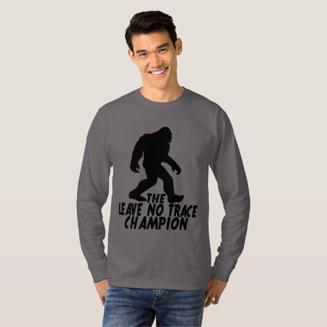 Lämnan No Trace Champion Funny Bigfoot T Shirt (Hel framsida)