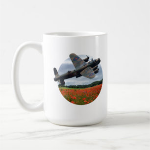 Lancaster Bomber över en vallmo Fält Kaffemugg