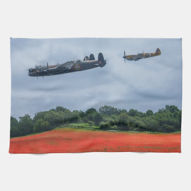 Lancaster Bomber över en vallmo Fält Kökshandduk (Horisontell)