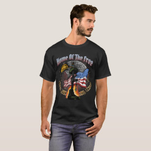 Land av det fritt på grund av modiga fjärde Juli T Shirt