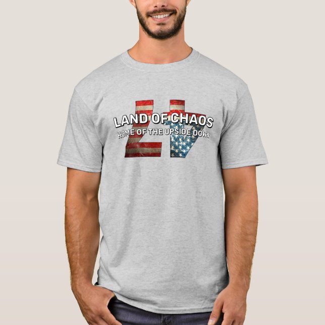 LAND AV KAOS-HEMMET PÅ UPSIDEN NEDÅT T-shirt (Framsida)
