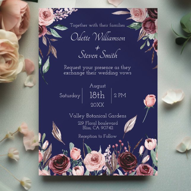 Land Burgundy  och marinskt romantiskt Bröllop Inbjudningar (A navy blue wedding invitation with blush pink and burgundy watercolor flowers and script text)
