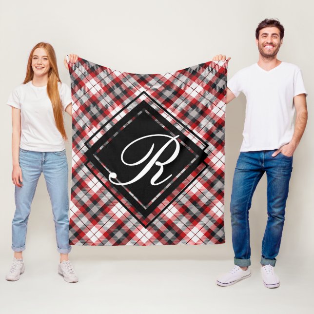 Land Cabin Red Black Play Tartan med initial Fleecefilt (På plats)