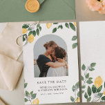 Land Chic Watercolor Lemon Bröllop Photo Spara Datumet<br><div class="desc">Familjen Inbjudan och vänner som firar bröllop med sommarcitrontemat i chicen i land Spara datumkortet. Utformningen har en bild av lycklig-paret som är inramad i en båge,  en texturerad bakgrund med vackra citruscitroner,  vita blommor av blommar och handmålad grönt.</div>