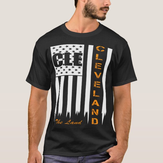 Land Cleveland med CLE American Flagga T Shirt (Framsida)