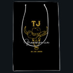 Land Cowboy Personlig Marskalkars Monogram<br><div class="desc">Personliger för marskalkar med gammalt westernt cowboytema. Dekorerad med cowboyhatt med vintagens westerna typsnitt. Text och bakgrund färg kan redigeras med hjälp av Design Verktyg för att passa tillfälle. Skaffa den här anpassade presenten för bröllop,  reklamfest,  förlovningsfest eller andra specialtillfällen.</div>